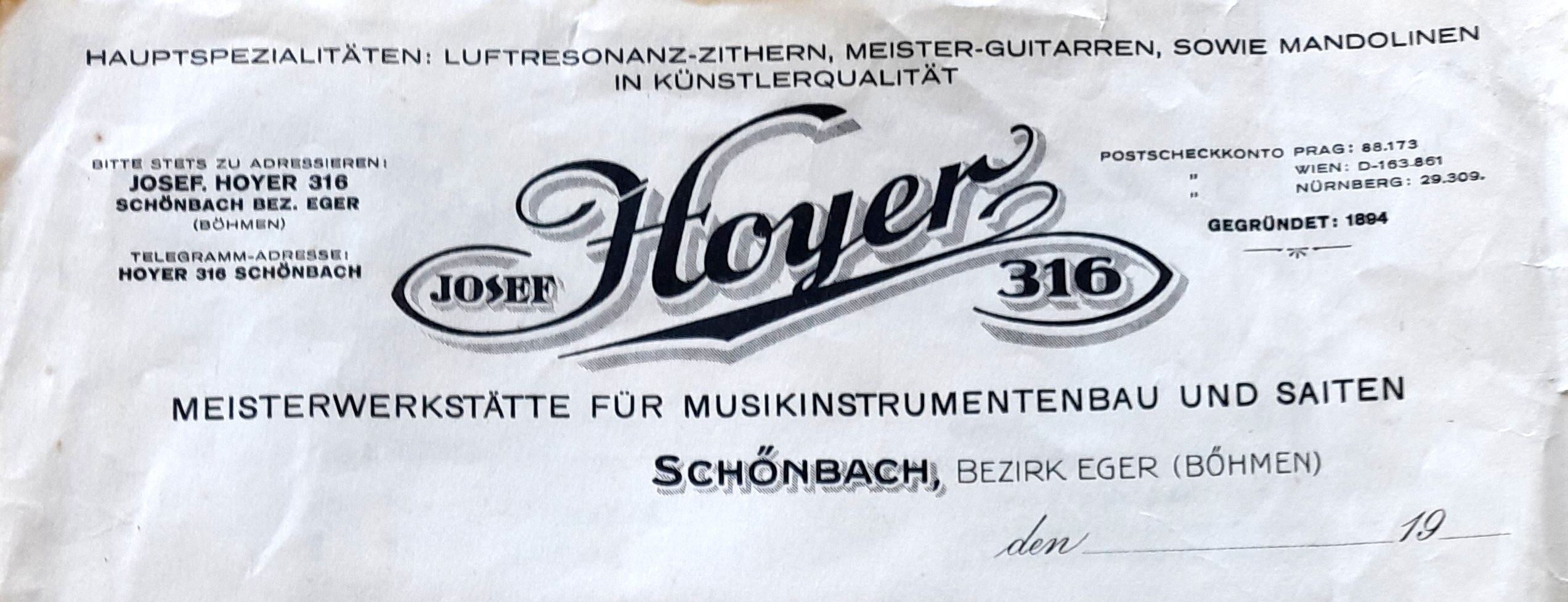 装飾的な JOSEF Hoyer 316 スクリプトロゴのしわ寄った白いレターヘッド。Eger 近郊 Schönbach の住所、空気共鳴ツィター・マスターギター・マンドリンの特産、および「Gegründet: 1894。」