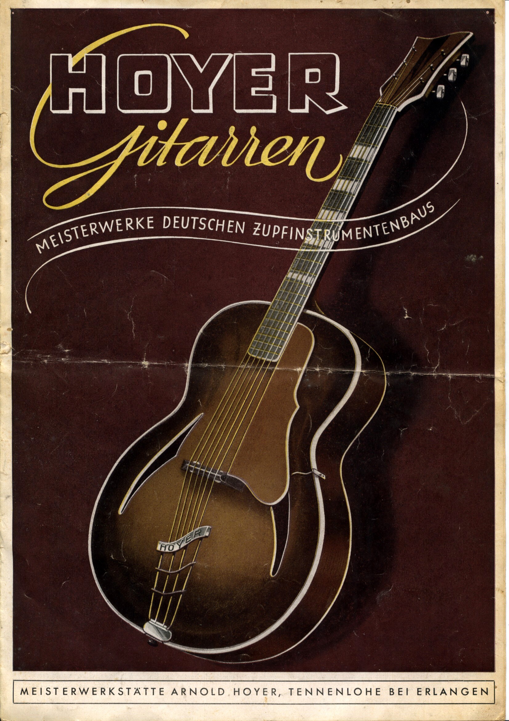 深い赤の1948年カラーカタログ表紙。大きな HOYER Gitarren のタイトル、クリームのバナー「MEISTERWERKE DEUTSCHEN ZUPFINSTRUMENTENBAUS」、f ホールと Hoyer ブランドのトラピーズテールピースを持つ茶色のアーチトップ・アコースティックギター。